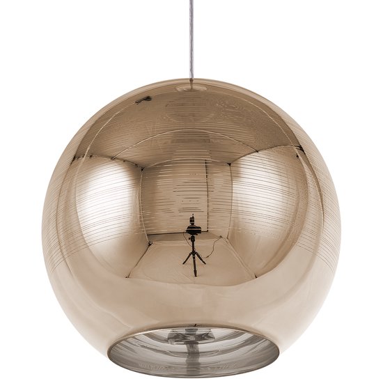 Gouden hanglamp met horizontale lijnen, spiegelend oppervlak, bolvormig