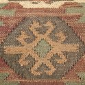 Gedetailleerd patroon met een centraal bloemmotief in beige, groen en roodbruin op een jute ondergrond.
