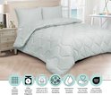 Couette 2-en-1 gris clair avec surpiqûre hexagonale sur un lit, avec des infographies sur le matériau et l'entretien.