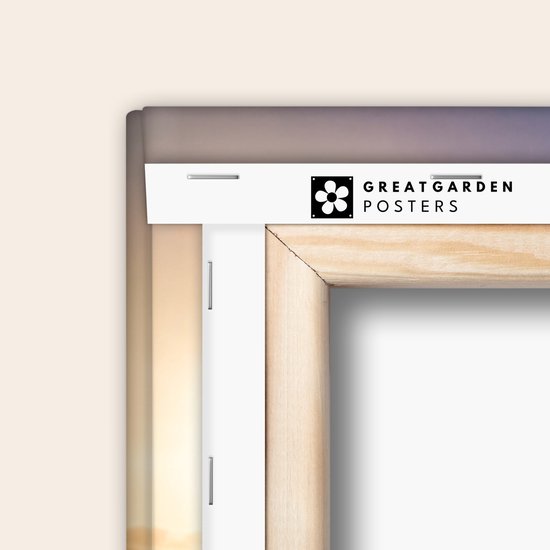 Hoek van een canvas met de tekst 'GREATGARDEN POSTERS' en een bloemlogo.