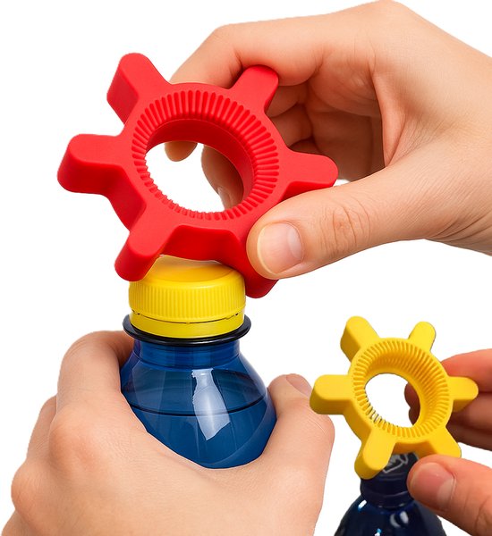 Twee handen gebruiken een rode opener op een blauwe fles, gele opener ernaast.