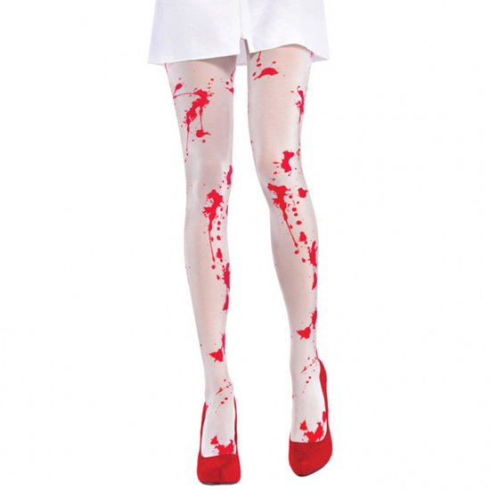 Witte panty met rode bloedvlekken, gedragen door een model met rode schoenen.
