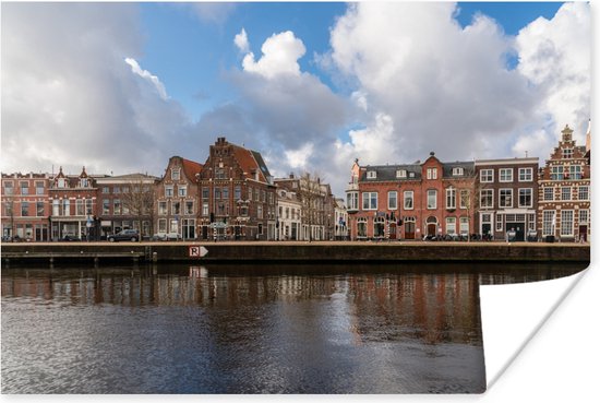 Historische gebouwen langs de rivier de Spaarne in de stad Haarlem Poster 90x60 cm - Foto print op Poster (wanddecoratie woonkamer / slaapkamer) / Europese steden Poster