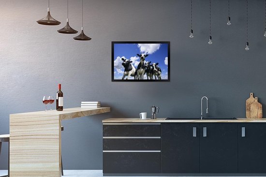 Cadre photo - Quatre vaches frisonnes sous un ciel nuageux Cadre photo noir 60x40 cm - Affiche sous cadre (Décoration murale salon / chambre)