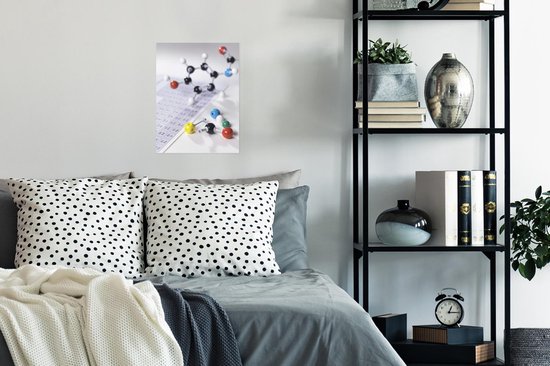 Modèle moléculaire à côté du tableau périodique poster 30x40 cm - petit - Tirage photo sur Poster (décoration murale salon / chambre)