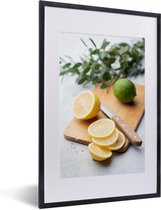 Fotolijst incl. Poster - Een gesneden citroen op een houten snijplank - 40x60 cm - Posterlijst
