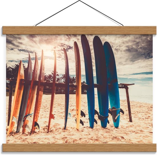 Schoolplaat – Surfplanken geparkeerd op Strand - 40x30cm Foto op Textielposter (Wanddecoratie op Schoolplaat)