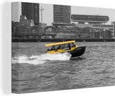 Canvas Schilderij Zwart-wit foto van een boot in het Nederlandse Rotterdam - 90x60 cm - Wanddecoratie