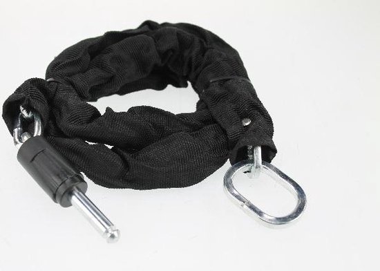 Zwarte ketting met een metalen sluiting op een witte achtergrond.