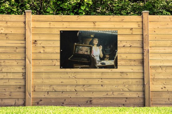 Des artistes burlesques se préparent dans les coulisses pour une affiche de jardin en vrac