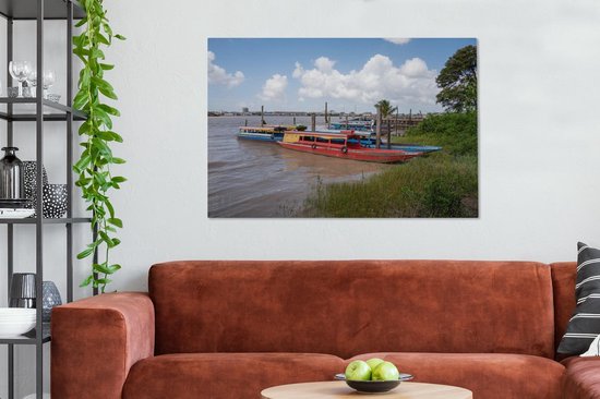 Canvas schilderij 140x90 cm - Wanddecoratie Kleurrijke boten in een rivier in Paramaribo - Muurdecoratie woonkamer - Slaapkamer decoratie - Kamer accessoires - Schilderijen