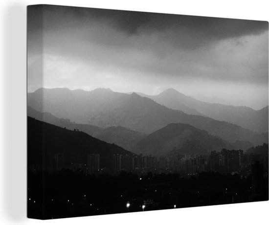 Canvas Schilderij Zwart-wit foto van bergen die Medellín in Colombia omringen - 150x100 cm - Wanddecoratie