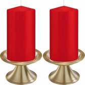 Set van 2x rode cilinderkaarsen/stompkaarsen 8 x 15 cm met 2x gouden metalen kaarsenhouders