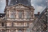 Close-up van de Piramide van het Louvre in Parijs - Foto op Tuinposter - 90 x 60 cm