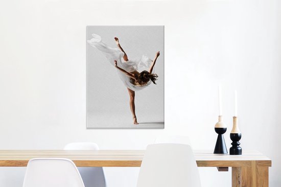 Ballerine avec morceau de tissu sur fond blanc toile 2cm 60x80 cm - Tirage photo sur toile (Décoration murale salon / chambre)