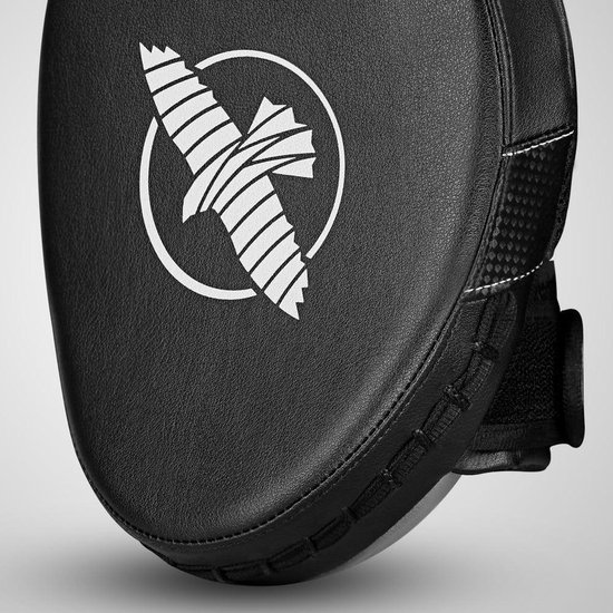 Close-up van een zwarte focus mitt met wit logo.