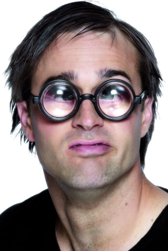 Man met een verbaasde gezichtsuitdrukking en een zwarte, ronde bril met dikke glazen.