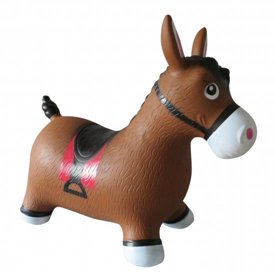 Bruine skippypony met zwarte manen en staart, witte hoeven en zadel, met roze neus en rode accenten.