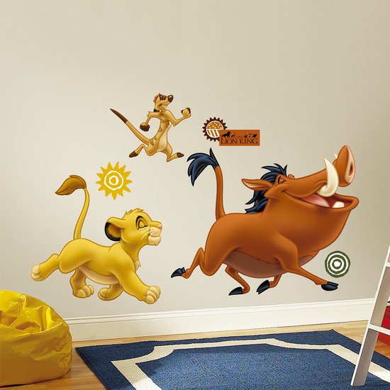 Muursticker met Simba, Timon en Pumbaa uit The Lion King die rennen. Zonnige kleuren, cartoonstijl.