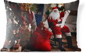 Buitenkussens - Tuin - De kerstman zittend in een stoel met zak vol geschenken - 60x40 cm