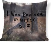 Sierkussen - Honden Quote 'i Was Rescued By My Dog' En Een Achtergrond Met Een Teckel