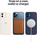 Drie Apple hoesjes: wit, bruin met portemonnee en blauw met MagSafe oplader.