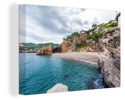 Canvas Schilderij Strand met rotsen bij Costa Brava - 90x60 cm - Wanddecoratie