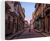 Canvas Schilderij Vervallen straat in het centrale deel van Havana in Cuba - 60x40 cm - Wanddecoratie