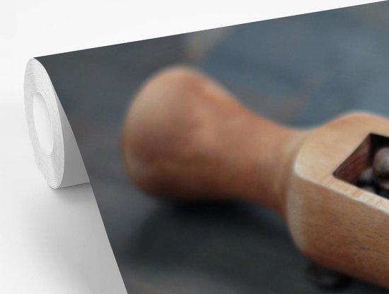 Papier peint photo peint photo vinyle - Grains de café sur fond en bois foncé avec moulin à café largeur 600 cm x hauteur 400 cm - Tirage photo sur papier peint (disponible en 7 tailles)