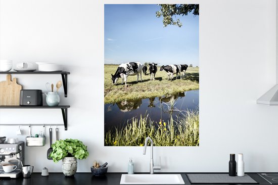 Sticker Muursticker Vache frisonne Luxurydeco - Vaches debout à côté d'un fossé - 80x120 cm - film adhésif autocollant - sticker mural repositionnable