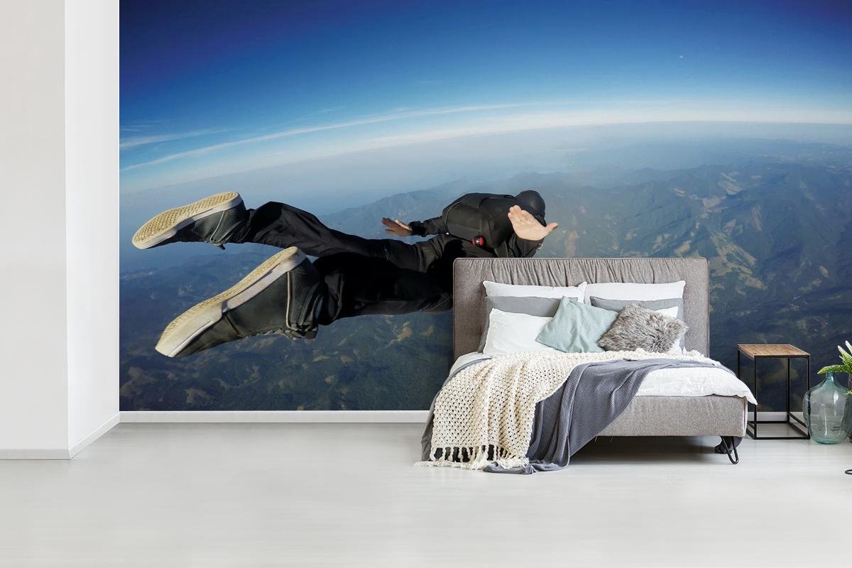 Fotobehang Sky Dive - Skydiven in zonsopgang breedte 625 cm x hoogte 350 cm - Foto print op vinyl behang (in 7 formaten beschikbaar) - slaapkamer/woonkamer/kantoor - Nr1Wallpaper
