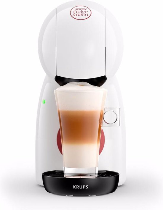 Witte Krups Dolce Gusto Piccolo XS koffiecupmachine met een glas latte macchiato.