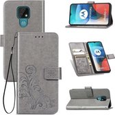 Vierbladige sluiting reliëf gesp Mobiele telefoon bescherming lederen tas met lanyard & kaartsleuf & portemonnee & beugel functie voor Motorola Moto E7 (grijs)