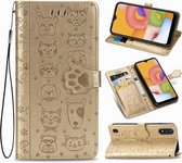 Voor Galaxy A01 schattige kat en hond reliëf horizontale flip lederen tas met beugel / kaartsleuf / portemonnee / lanyard (goud)