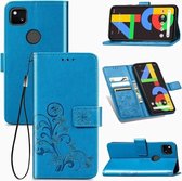 Voor Google Pixel 4A vierbladige gesp reliëf gesp mobiele telefoon bescherming lederen tas met lanyard & kaartsleuf & portemonnee & beugel functie (blauw)