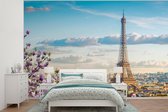 Behang - Fotobehang Eiffeltoren - Bloesem - Lente - Breedte 330 cm x hoogte 220 cm