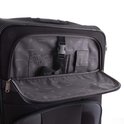 Détail d'un compartiment ouvert dans une valise trolley noire, avec fermeture éclair, porte-cartes et logo travelite.