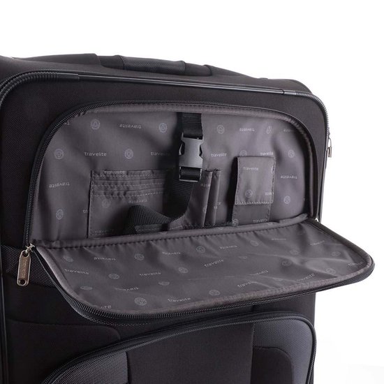 Détail d'un compartiment ouvert dans une valise trolley noire, avec fermeture éclair, porte-cartes et logo travelite.