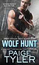 Een SWAT-agent in de regen met een wapen. Titel: Wolf Hunt, Paige Tyler.