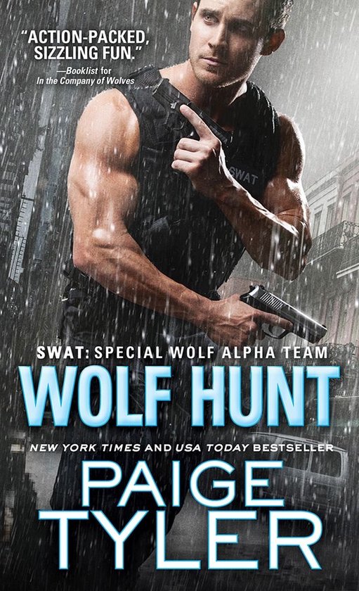 Een SWAT-agent in de regen met een wapen. Titel: Wolf Hunt, Paige Tyler.