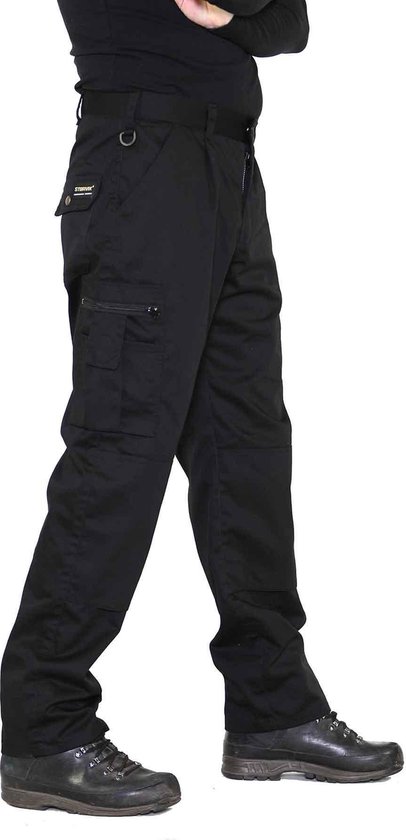 Vue latérale d'un homme en pantalon de travail noir STØRVIK avec poches cargo.