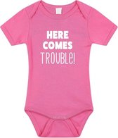 Here comes trouble tekst baby rompertje roze meisjes - Kraamcadeau - Babykleding 92 (18-24 maanden)