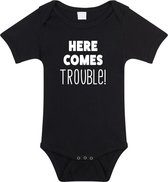 Here comes trouble tekst baby rompertje zwart meisjes en jongens - Kraamcadeau - Babykleding 92 (18-24 maanden)