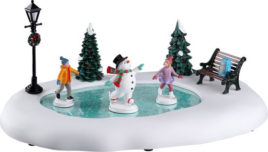 Foto: Lemax frosty goes ice skating tafelstuk met animatie exclusief adapter werkt op batterijen 