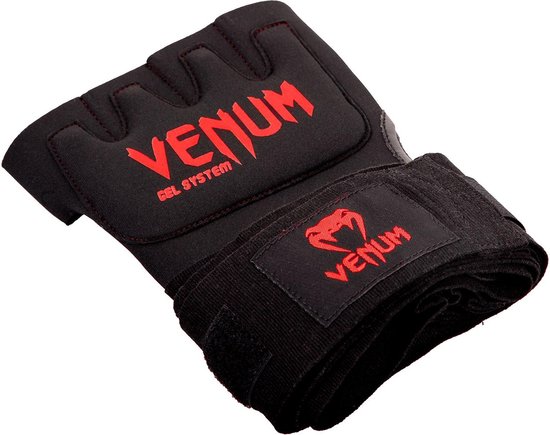 Zwarte Venum handschoen met rode 'Venum' logo's, rode stiksels en band die de pols omwikkelt.