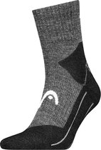 Grijze wandelsok met zwart logo op de wreef en zwarte accenten.