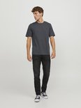 Donkergrijs T-shirt met korte mouwen en een klein zwart logo op de borst, gedragen door een man.