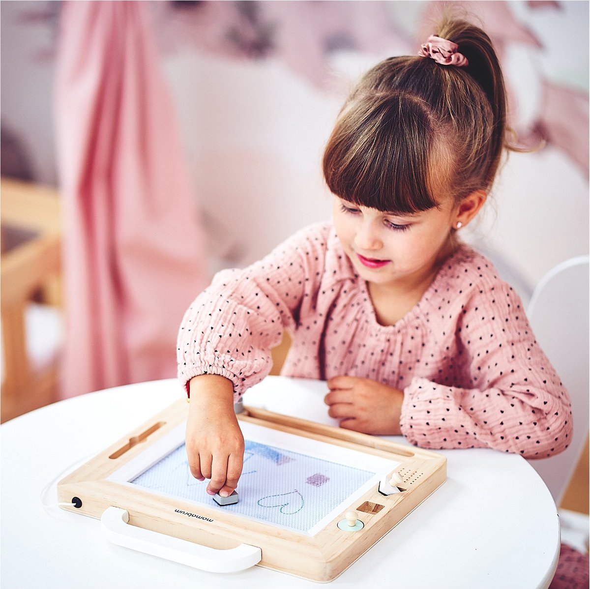 Mamabrum, houten krabbelaar met stempels - tekentafel, 3 stempels, aantrekkelijk, vol zachte kleuren ontwerp, kinderschrijfbord voor kinderen Mamabrum, houten krabbelaar met stempels - tekentafel, 3 stempels, aantrekkelijk, vol zachte kleuren ontwerp, kinderschrijfbord voor kinderen