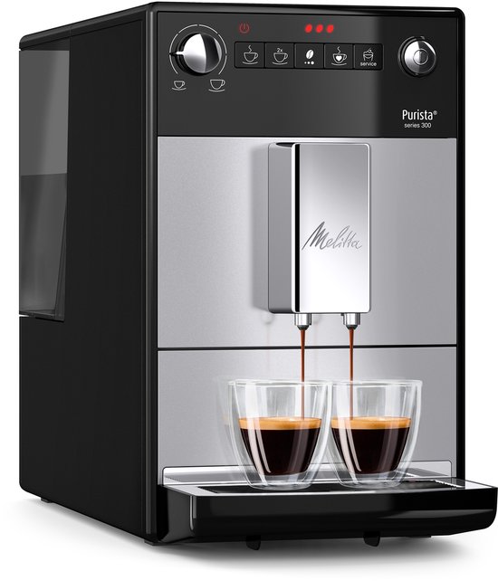 Zij-aanzicht van een volautomatische espressomachine met chrome uitloop, die twee koppen koffie zet.