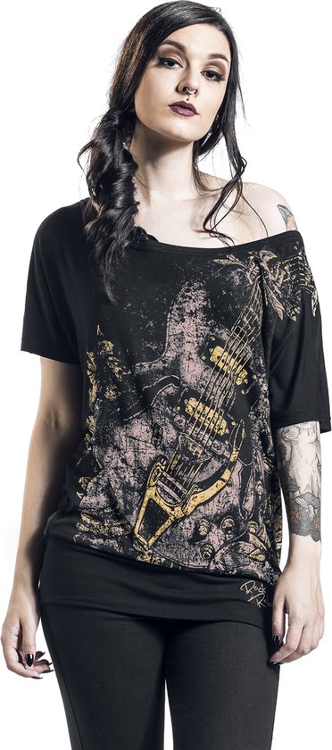 Model draagt een zwart T-shirt met gitaarprint, off-shoulder hals en tatoeages op haar linkerarm.